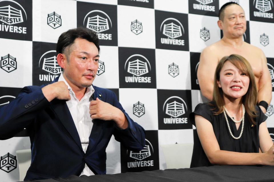 川松真一朗都議（左）のプロレスデビュー戦に、今井絵理子参院議員もかけつけた＝２０２２年８月