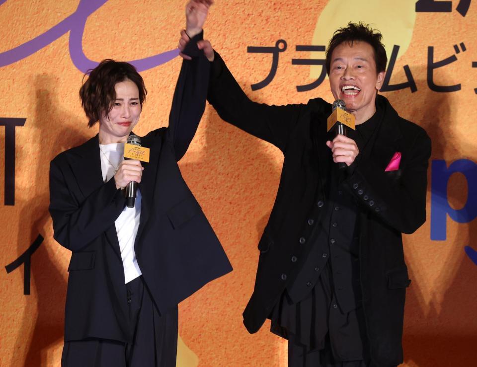 完成披露試写会に登壇した米倉涼子（左）と遠藤憲一（撮影・石井剣太郎）