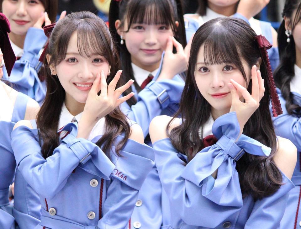 ポーズを決めるＳＴＵ４８石田千穂（左）と中村舞