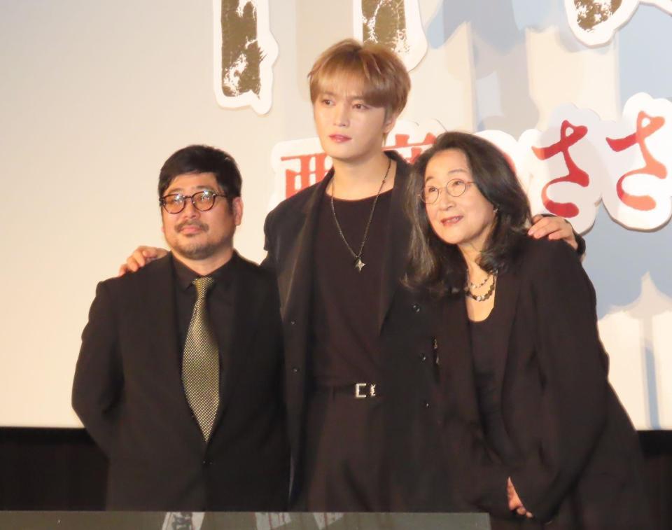 映画「神社　悪魔のささやき」公開記念舞台あいさつに登壇した（左から）熊切和嘉監督、ジェジュン、木野花