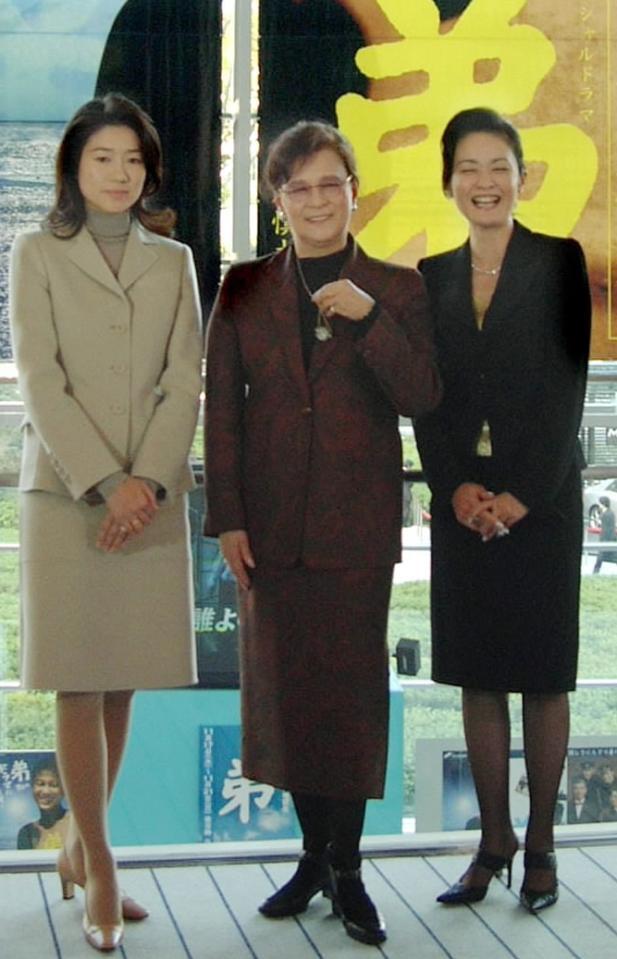 石原裕次郎さんのまき子夫人と伸晃氏の里紗夫人（右）、石原宏高氏の彩夫人（左）＝２００４年１１月