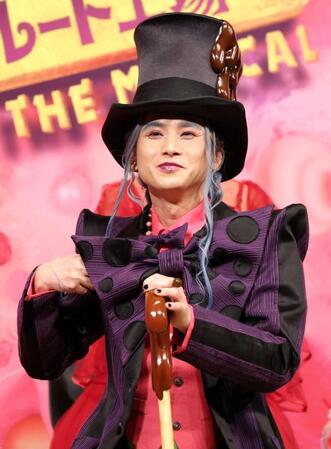 　会見で笑顔を見せる堂本光一（撮影・伊藤笙子）