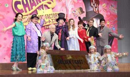 　ポーズをとる（前列左から）瀧上颯太、小金輝久、古正悠希也（後列同）彩吹真央、芋洗坂係長、小堺一機、堂本光一、観月ありさ、鈴木ほのか、岸祐二、ウォーリー木下氏