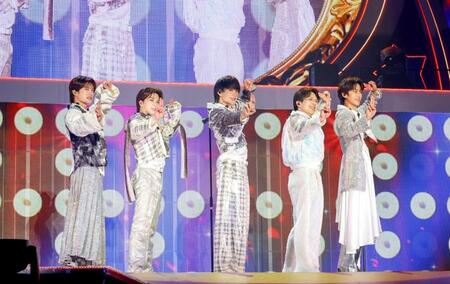 　「滅！」ポーズを決めるＭ！ＬＫの（左から）山中柔太朗、塩﨑太智、佐野勇斗、吉田仁人、曽野舜太