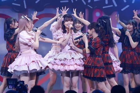 サプライズで復帰したＨＫＴ４８の渕上舞（中央）＝©Ｍｅｒｃｕｒｙ