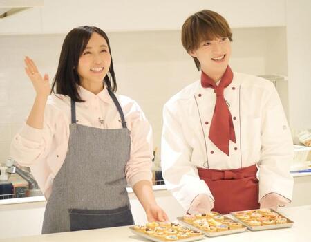 チョコ作りに挑戦した青山新（右）と吉木りさ