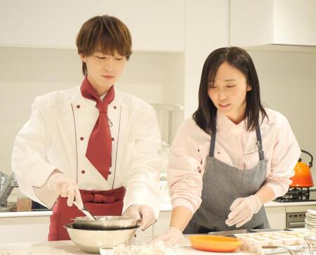 協力してチョコ作りを挑戦する青山新（左）と吉木りさ