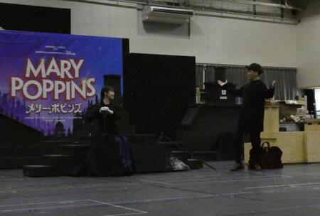 演技を行う（左から）笹本玲奈、小野田龍之介