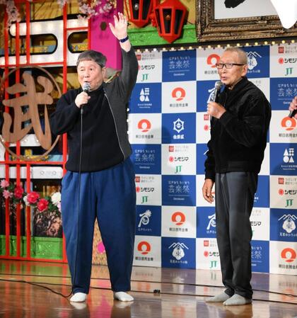 オープニングを盛り上げるビートたけし、ビートきよし（撮影・堀内翔）