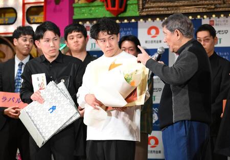 ビートたけし（右端）を見つめるスパイシーガーリック・片山智勝（左）とジョン（撮影・堀内翔）