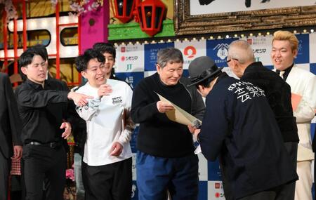 ボケて賞状を受けとるビートたけし（撮影・堀内翔）