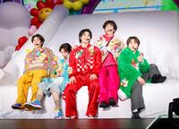 　すべり台で楽しそうなＭ！ＬＫの（左から）塩﨑太智、山中柔太朗、佐野勇斗、曽野舜太、吉田仁人＝国立代々木競技場　第一体育館