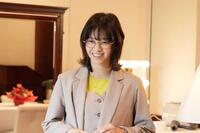 マネジャー役で出演する西野七瀬（Ｃ）２０２６「免許返納！？」製作委員会