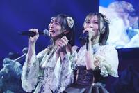 笑顔を見せるＨＫＴ４８の豊永阿紀（左）と地頭江音々©Ｍｅｒｃｕｒｙ