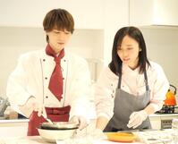 協力してチョコ作りを挑戦する青山新（左）と吉木りさ