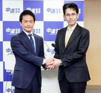 中道改革連合の代表選立候補の届け出後、共同記者会見で握手する小川淳也氏（左）と階猛氏（共同）