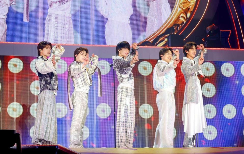 　「滅！」ポーズを決めるＭ！ＬＫの（左から）山中柔太朗、塩﨑太智、佐野勇斗、吉田仁人、曽野舜太