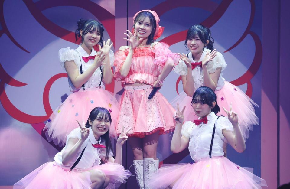 ポーズを決めるＨＫＴ４８の地頭江音々（中央）ら©Ｍｅｒｃｕｒｙ