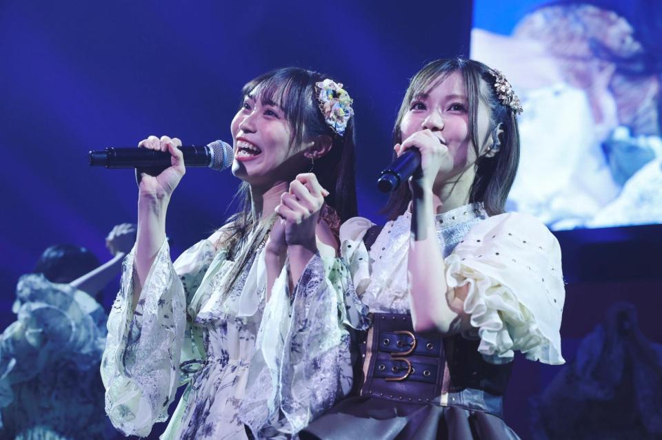 笑顔を見せるＨＫＴ４８の豊永阿紀（左）と地頭江音々©Ｍｅｒｃｕｒｙ
