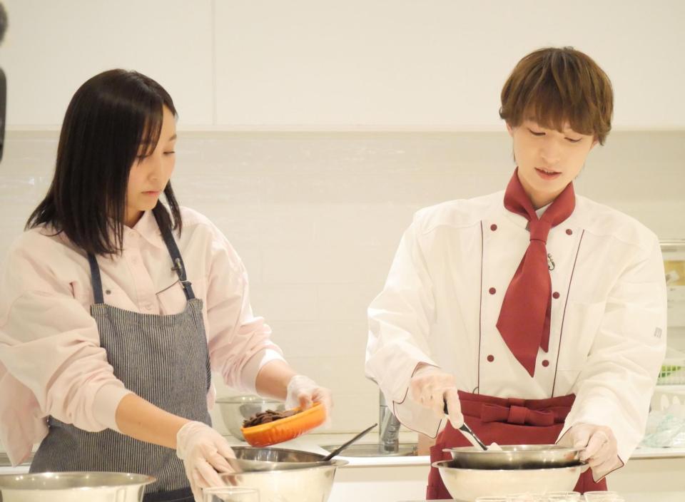 協力してチョコ作りを挑戦する青山新（右）と吉木りさ