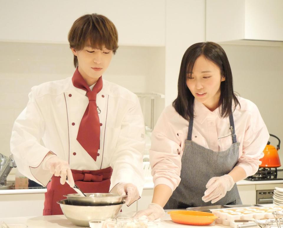 協力してチョコ作りを挑戦する青山新（左）と吉木りさ