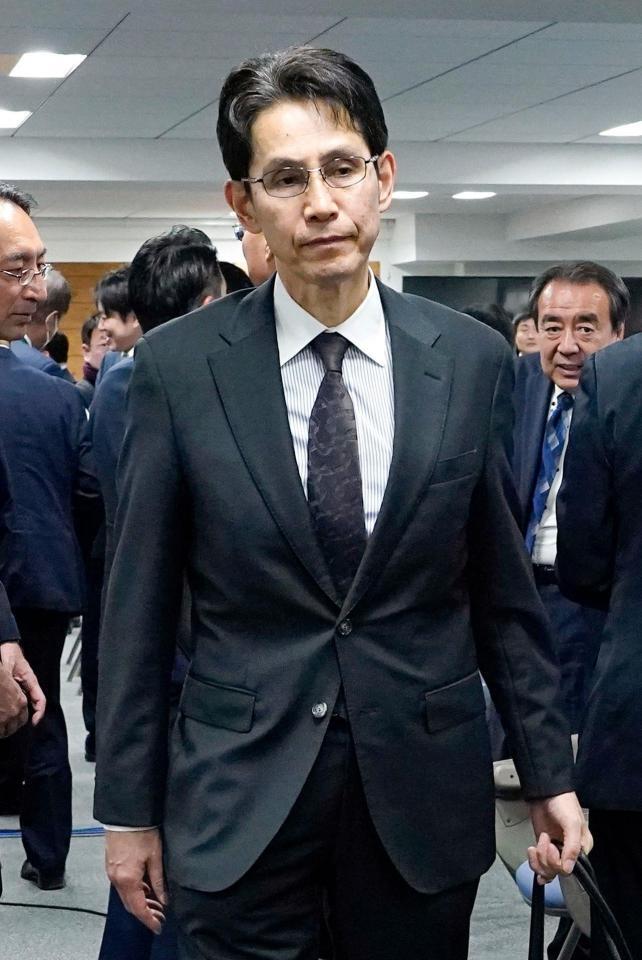 中道改革連合の議員総会に出席し、会場を後にする階猛氏（共同）