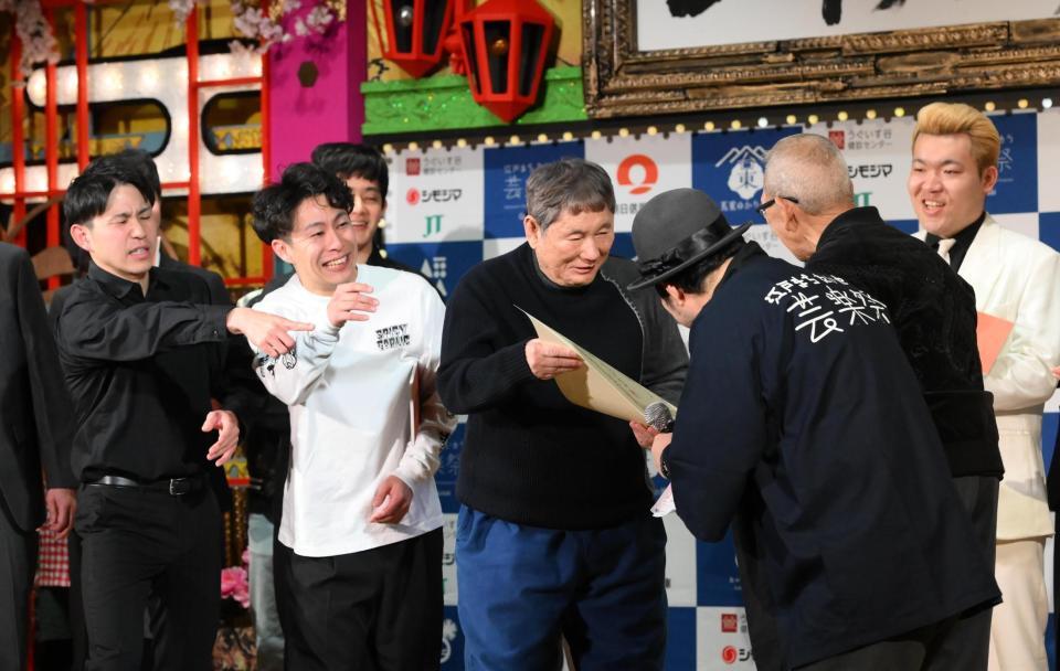 ボケて賞状を受けとるビートたけし（撮影・堀内翔）