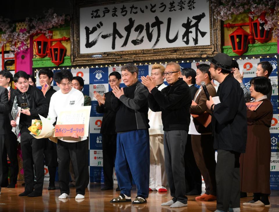 スパイシーガーリック（左）に拍手を送るビートたけし、ビートきよし（撮影・堀内翔）