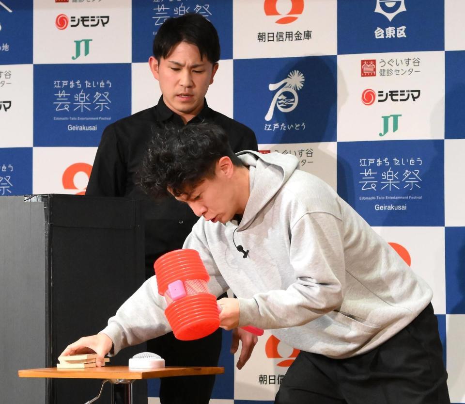 優勝したスパイシーガーリック・片山智勝（後方）とジョン（撮影・堀内翔）