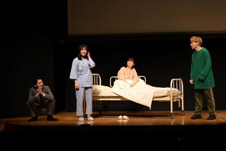 演技を行う（左から）牧島輝、渡邉美穂、イワクラ、小森隼（Ｃ）ＡＯＩ　Ｐｒｏ．