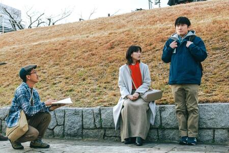 「平行と垂直」の撮影に臨む左から小林聖太郎監督、のん、安田章大（Ｃ）２０２６「平行と垂直」製作委員会