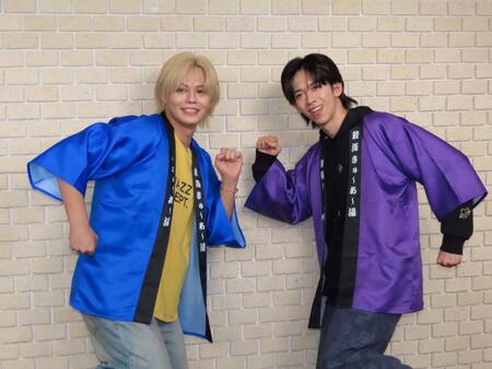 生配信を行った（左から）超特急のカイ、リョウガ