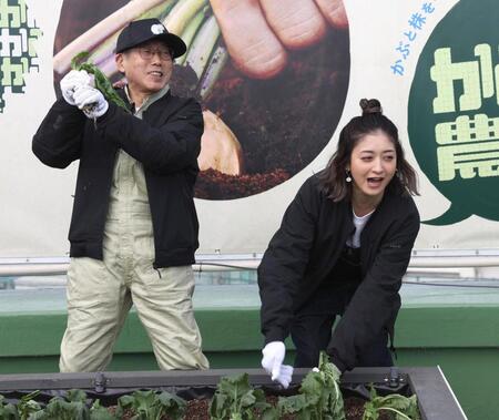 かぶを抜く桐谷広人氏（左）と池田美優（撮影・佐々木彰尚）