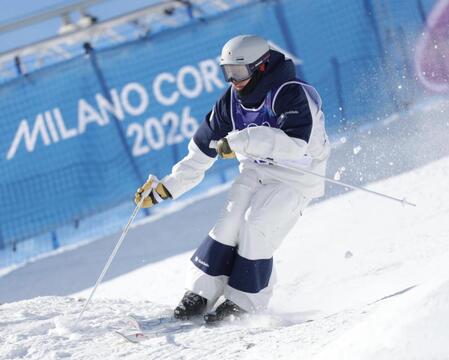 フリースタイルスキー男子モーグル予選、勢いよく滑る藤木豪心＝リビーニョ・エアリアル・モーグルパーク（撮影・吉澤敬太）