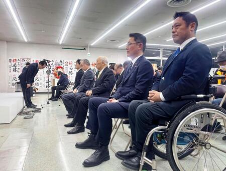 岩手３区で中道改革連合の小沢一郎氏が敗北し、支持者らに頭を下げる選対本部長（左奥）＝８日夜、岩手県奥州市