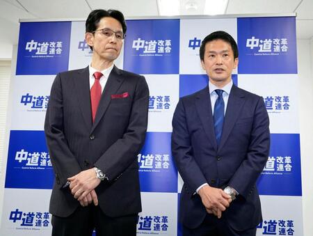 報道陣の取材に応じる中道改革連合の階猛氏（左）と小川淳也氏