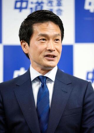 報道陣の取材に応じる中道改革連合の小川淳也氏