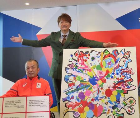 自身の作品を贈呈する香取慎吾