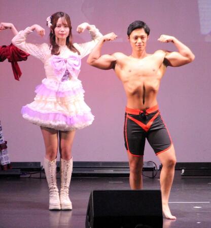 　ポーズを決めるラフ×ラフ・齋藤有紗（左）と東京ホテイソンのショーゴ