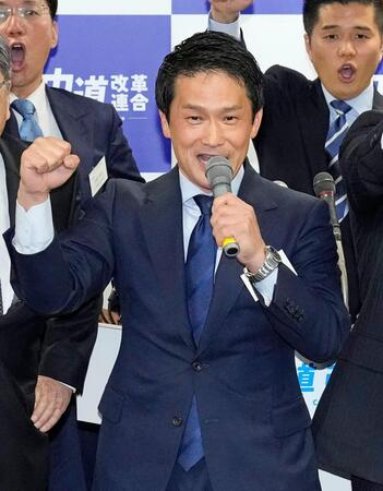 　中道改革連合の新代表に選出され、気勢を上げる小川淳也氏