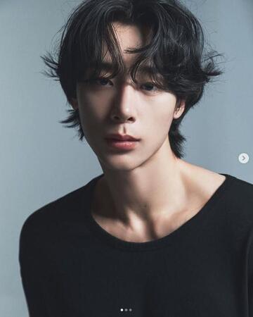 　チャ・ジョンウの公式インスタグラム＠ｃｈａｊｊｗより　チュ・ヨンウの弟・ジョンウは２５年に俳優として本格デビュー