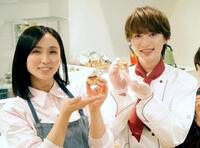 手作りチョコレートを披露する吉木りさ（左）と青山新