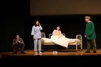 演技を行う（左から）牧島輝、渡邉美穂、イワクラ、小森隼（Ｃ）ＡＯＩ　Ｐｒｏ．