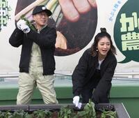 かぶを抜く桐谷広人氏（左）と池田美優（撮影・佐々木彰尚）