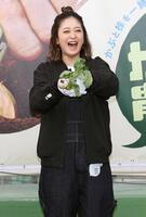 かぶを手にする池田美優（撮影・佐々木彰尚）