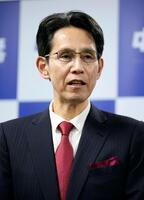 報道陣の取材に応じる中道改革連合の階猛氏＝13日午前、東京・永田町の党本部