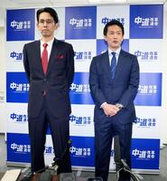 報道陣の取材に応じる中道改革連合の階猛氏（左）と小川淳也氏＝13日午前、東京・永田町の党本部