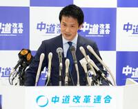 中道改革連合の新代表に選出され、あいさつする小川淳也氏