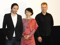 　映画「レイキャヴィク・ホエール・ウォッチング・マサカー」公開初日あいさつに登場した裕木奈江（中央）＝２０１１年６月