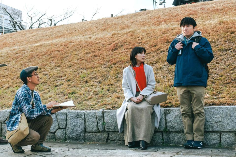「平行と垂直」の撮影に臨む左から小林聖太郎監督、のん、安田章大（Ｃ）２０２６「平行と垂直」製作委員会
